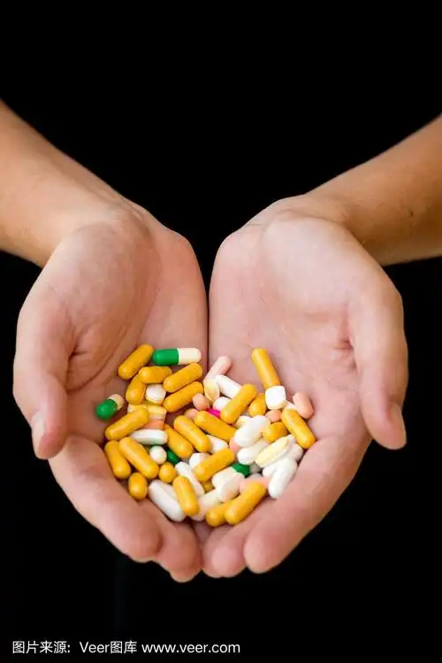 手里拿着药