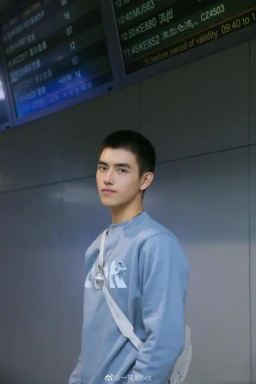 陈飞宇剪了寸头,整个人看起来清清爽爽的你们喜欢寸头帅哥吗