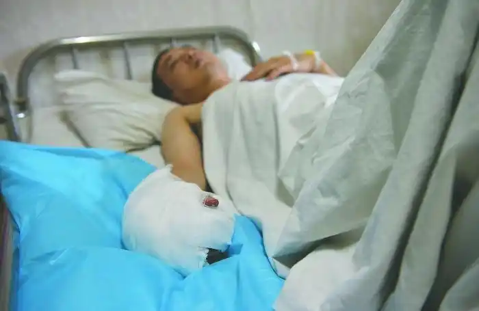 受伤民警雷涛正在医院接受治疗