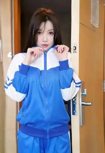 小姐姐穿的是初中校服吗