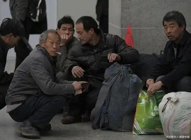 但是,值得我们反思的是,在社会中尚有一群人,他们比上班族更加辛苦