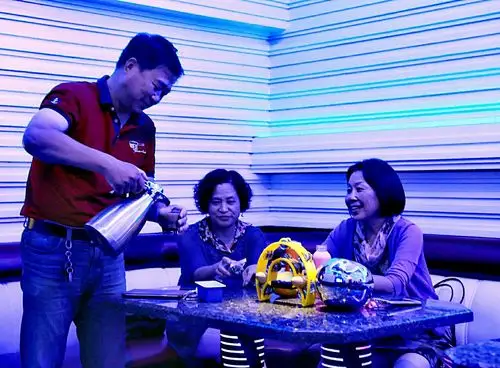 是有同学前几天发的照片我想邀约有空的同学发小聚会热闹一下哦!