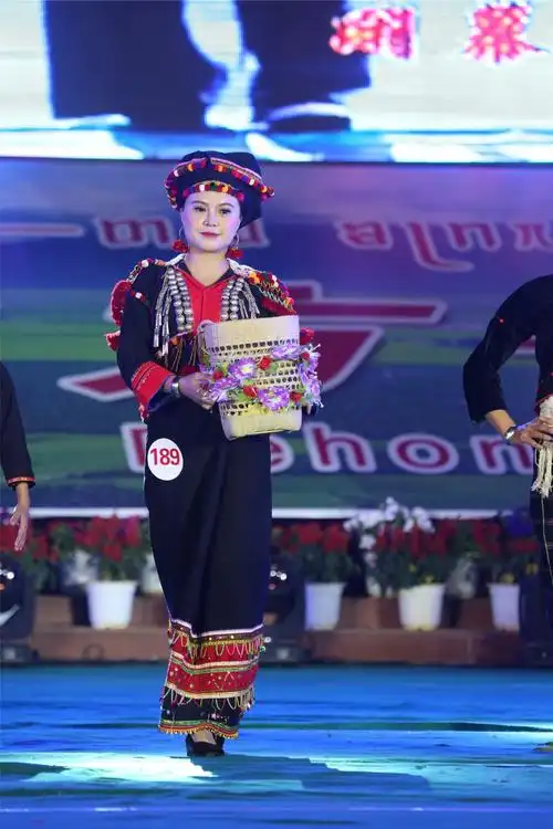 德昂族民族服饰