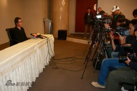 图文陈琳前夫举行记者会沈永革答记者问