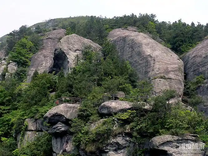 p>南嵩岩景区,省级风景名胜区,素有"神山佛国"之称,位于浙江省温岭市