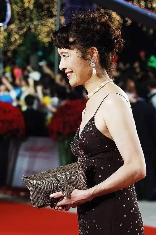 看到77岁栗原小卷才明白:奶奶辈年纪烫卷发,比我们想象中更洋气