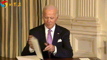 78岁拜登在签署行政命令时喃喃自语艰难把钢笔放到兜里