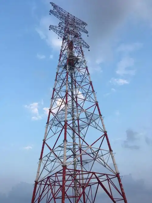 海风吹拂下,一座比法国艾菲尔铁塔还高出50米的世界最高输电塔,雄姿