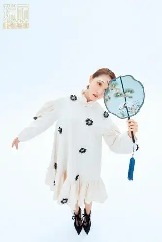 东方少女杂志大片释出 经典国风妆融入现代造型