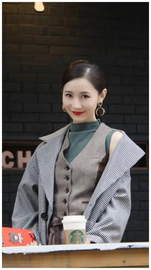 29岁张维娜"火"了,扎低马尾搭配格子大衣气质全开,漂亮大方_女性_感觉