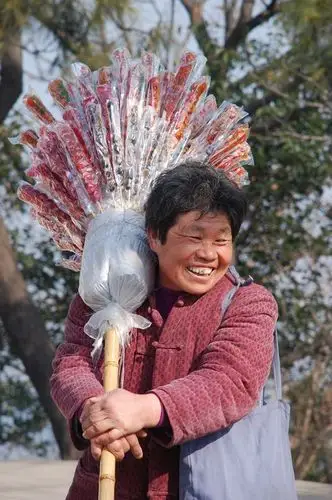 2013年2月23日上午,陪夫人爬山,来到舜耕顶,看到一些卖冰糖葫芦的老人