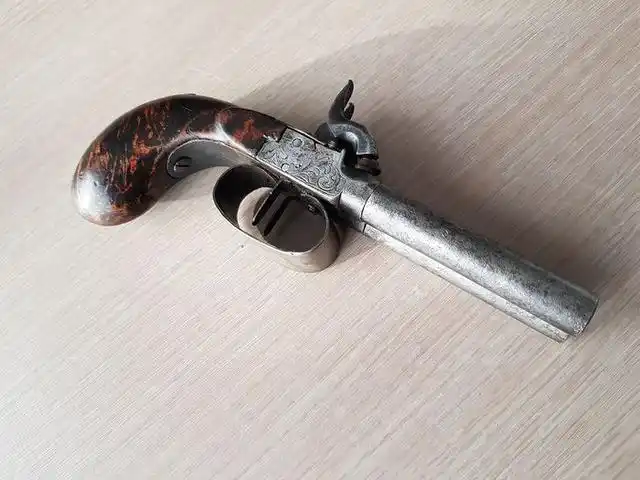 比利时枪械制造商1850年产的双管手枪,其外形小巧精致,漂亮美观