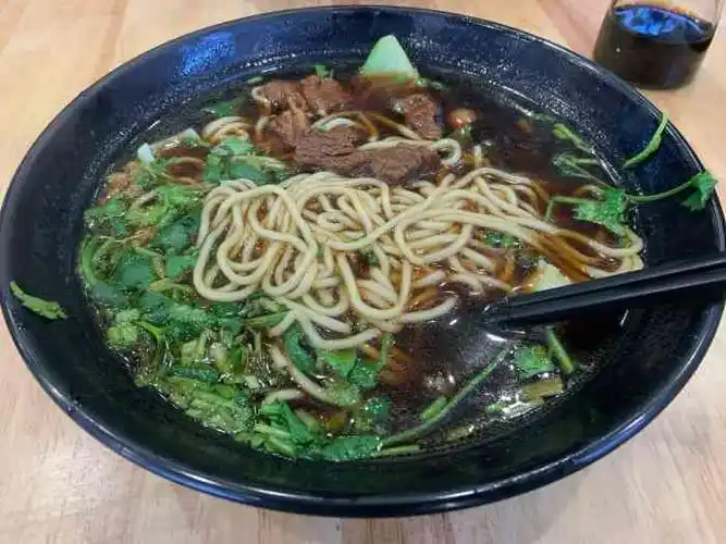 五马四顾桥九块九牛肉面(府前店)-"在府前街的老婆大人旁边新开了一家