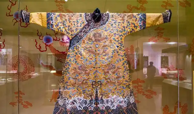 国宝寻踪之实拍真正的清代皇帝龙袍