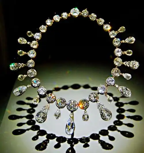 拿破仑钻石项链,这条项链在我这里出现不是第一次了,它由234颗钻石