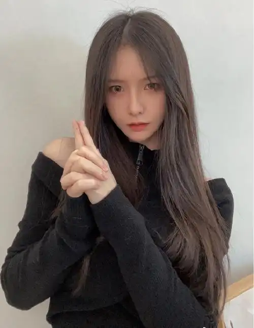 斗鱼阿冷过生日直播间展示二胡才艺粉丝一年里也就两次机会