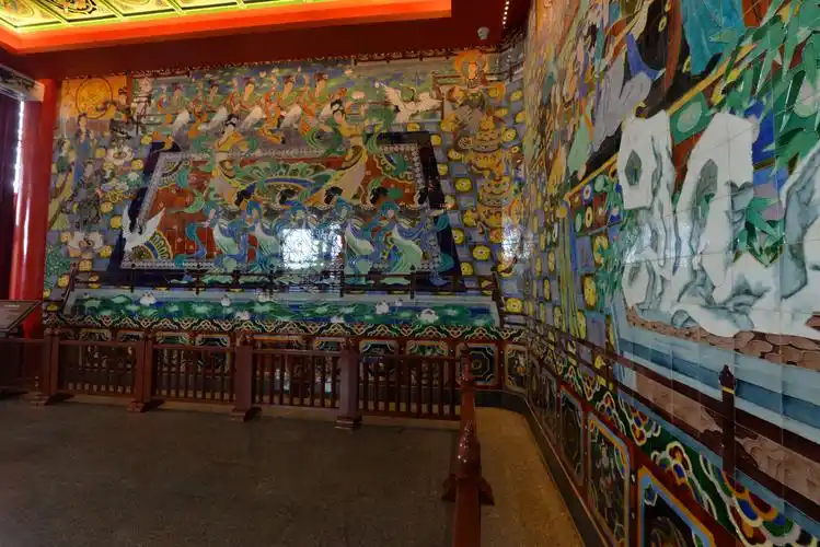 滕王阁内部修葺的很新.