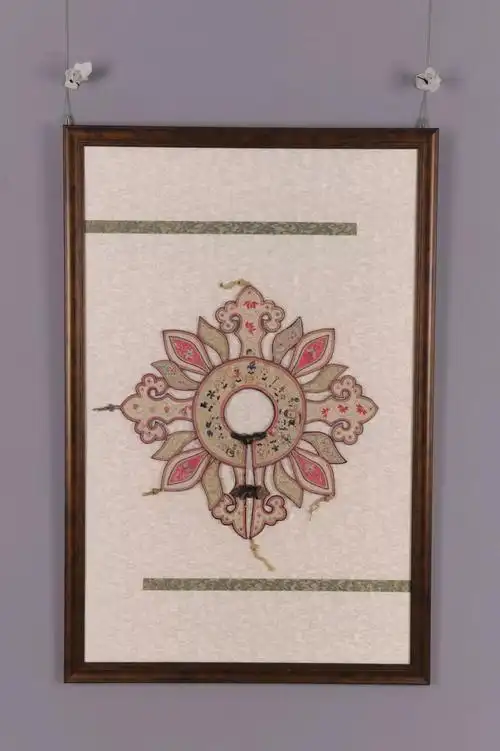 满族几何花纹刺绣枕头顶先请大家欣赏一下呀以上是关于吉林满族绣品