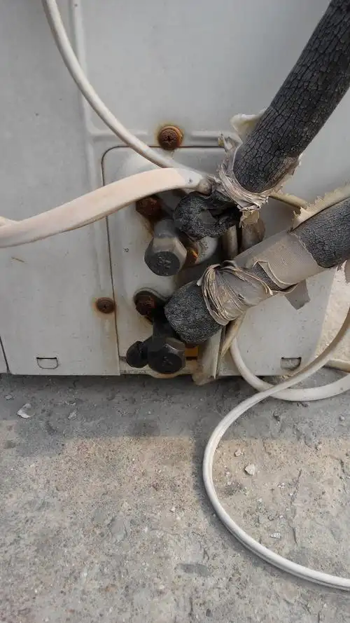 空调不制冷,外机管是这样的,下面管是凉的有凝水,上面管比常温凉一点