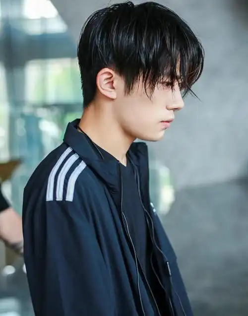 易烊千玺出门没带脑子吗?领带给当成"裤带"系腰上,头发还不吹