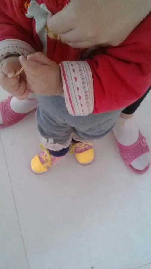 [家庭教育]宝宝一岁一个月了,走路右脚往外撇是怎么回事?