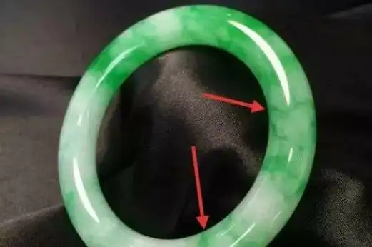 玉镯用紫光灯照能够辨真假