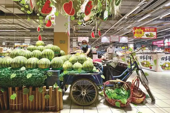 超市摆起西瓜摊