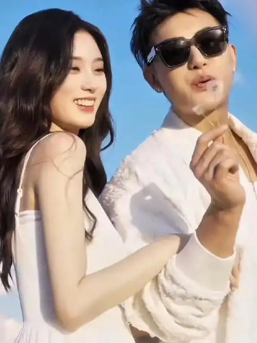 有网友称有点get不到黄子韬这个女朋友的长相,感觉她不漂亮,面相好凶.