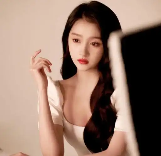 关晓彤纯白连衣裙出镜纯欲造型亮相又美又飒