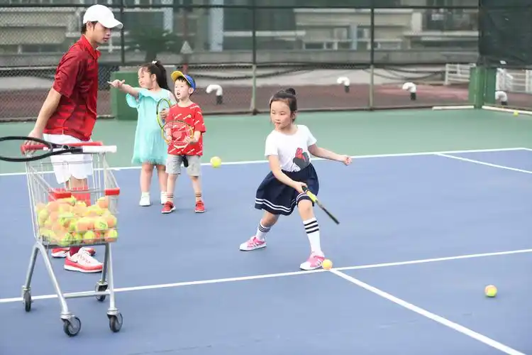 合肥炎热夏天孩子们学打网球强体质