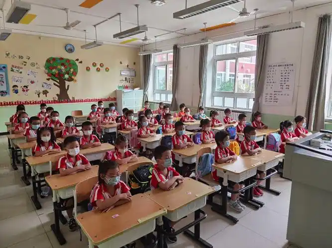 课堂上,我们坐姿端正,认真听讲;举手标准,积极发言.