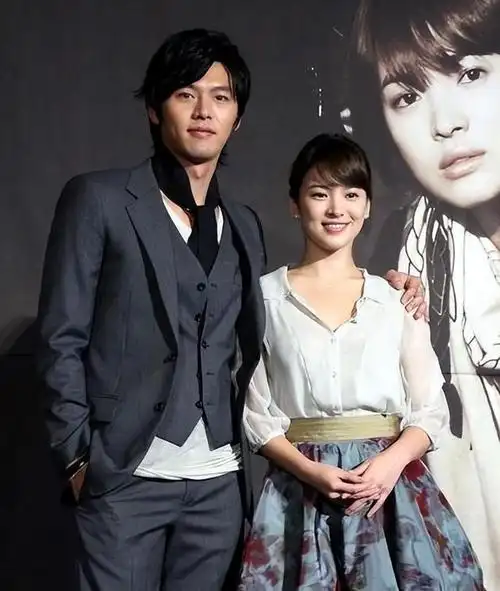 宋慧乔与玄彬因共同出演一部电视剧而结缘.