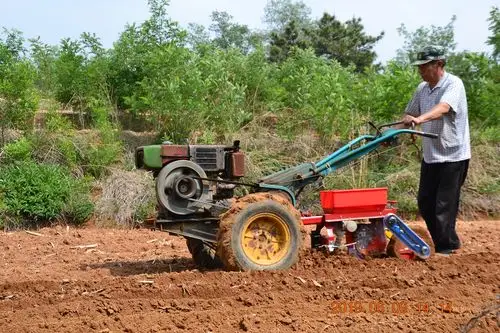 农民种地靠天吃饭农业保险本来是保障为啥农民却又不买账