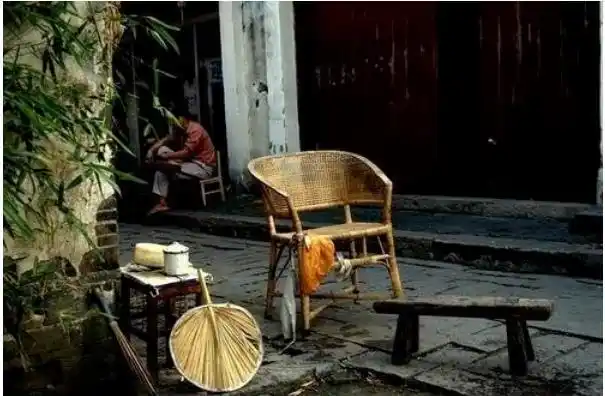 90年代,我家和二叔家都是土坯砖混房,挨在一起形成一个直角.