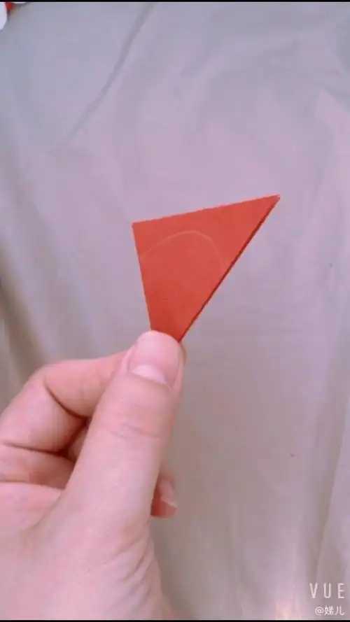 3.画一条弧线,如图所示