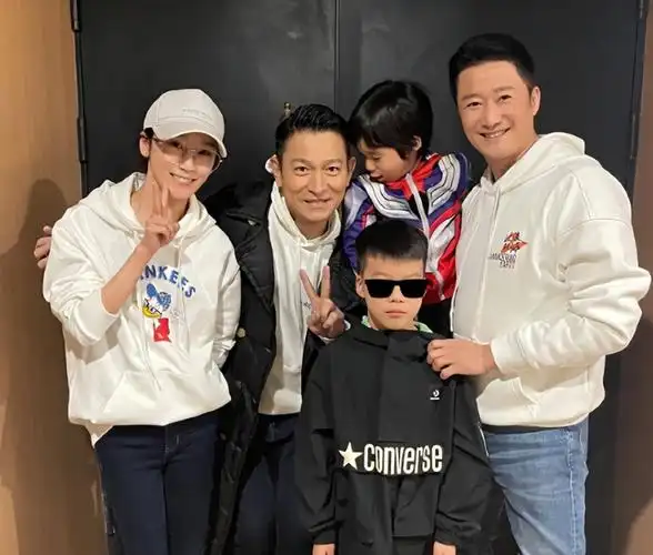吴京一家四口与刘德华合影,谢楠和小儿子吴虑追星成功_腾讯新闻