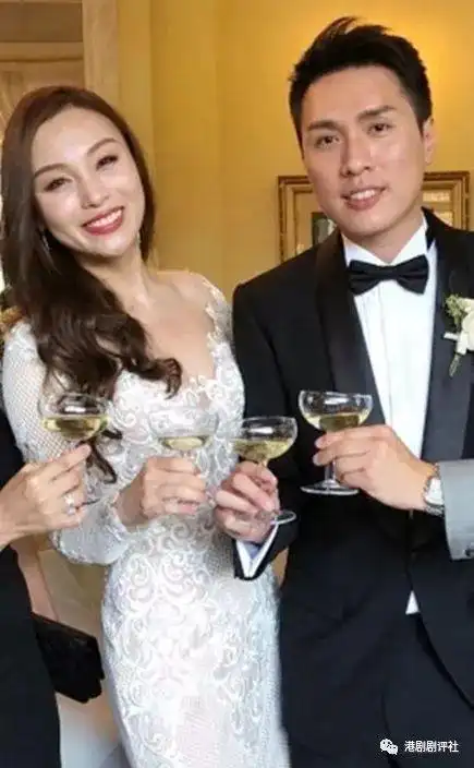 上载合照,见朱璇流露幸福笑容,身穿贴身低胸白婚纱出嫁,十指紧扣老公