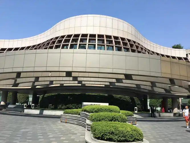 西湖的建筑标志- 杭州凯悦酒店位于其中,造型独特,伟岸挺拔在西湖边上