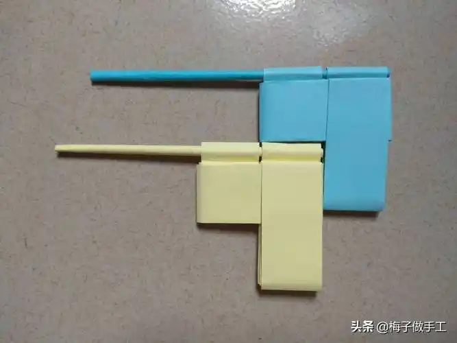 大家小时候有没有玩过用纸折的玩具手枪呢?