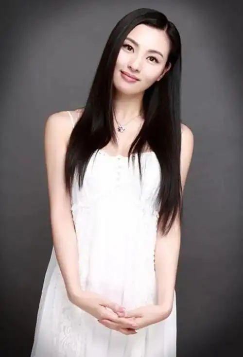 身材高挑气质出众的魅力女神郑清文