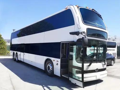 比亚迪向生物科技巨头genentech交付纯电动双层旅游大巴_车生活网