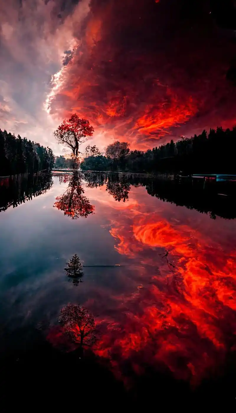 天空是一片火烧云,反射在湖水中,唯美画面,好景易逝人生无常# - 抖音