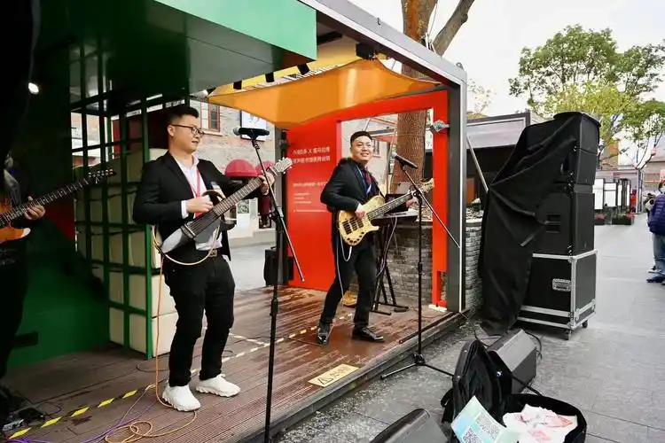 上海街头艺人组成的"流动剧场"为市民和消费者带来一场又一场滚动式的