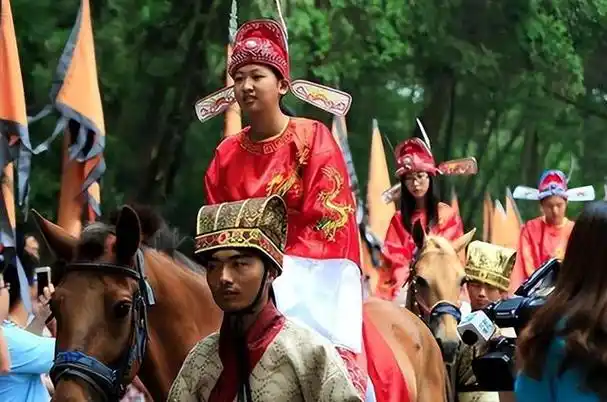 导语:在中国古代若一个普通人,想一夜之间变成万人瞩目的人物而光宗耀