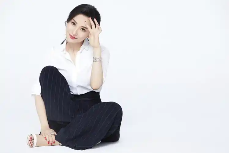 朱子岩客串出演河神2戏份出彩写真演绎干练优雅职场风