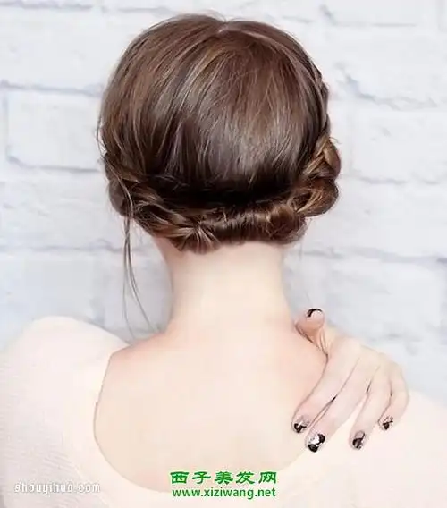 对于拥有中长发发型的女生来说,夏季盘发的打造也是相当有端庄感的,就