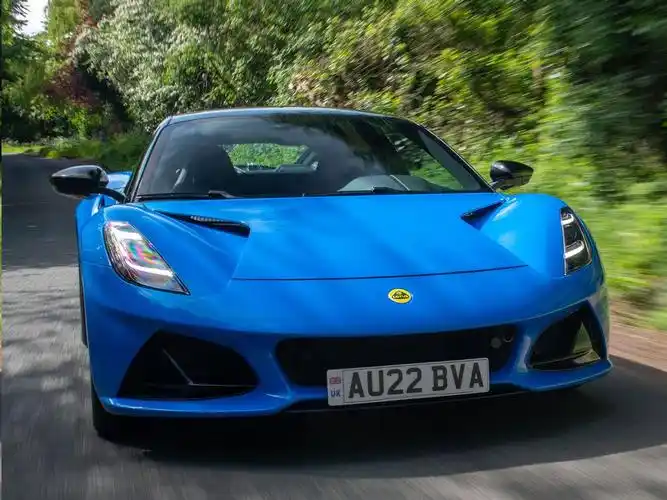 8万元(手动挡).路特斯emira定位双门双座硬顶跑车,车身长宽高