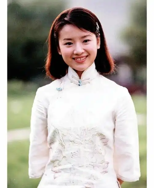 《金粉世家》中的冷清秋,人如其名,清纯纯粹,不施粉黛,气质冷艳的书香