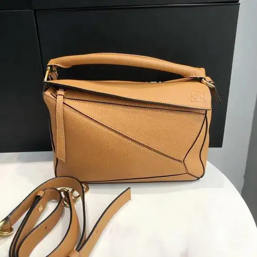 今年购入,尺寸24*10*16  荔枝皮哦#loewe  #最爱的包包