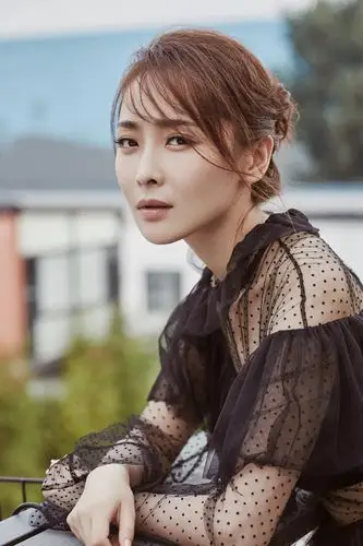 李曼薄纱长裙写真大片曝光 身材曼妙展现小女人性感